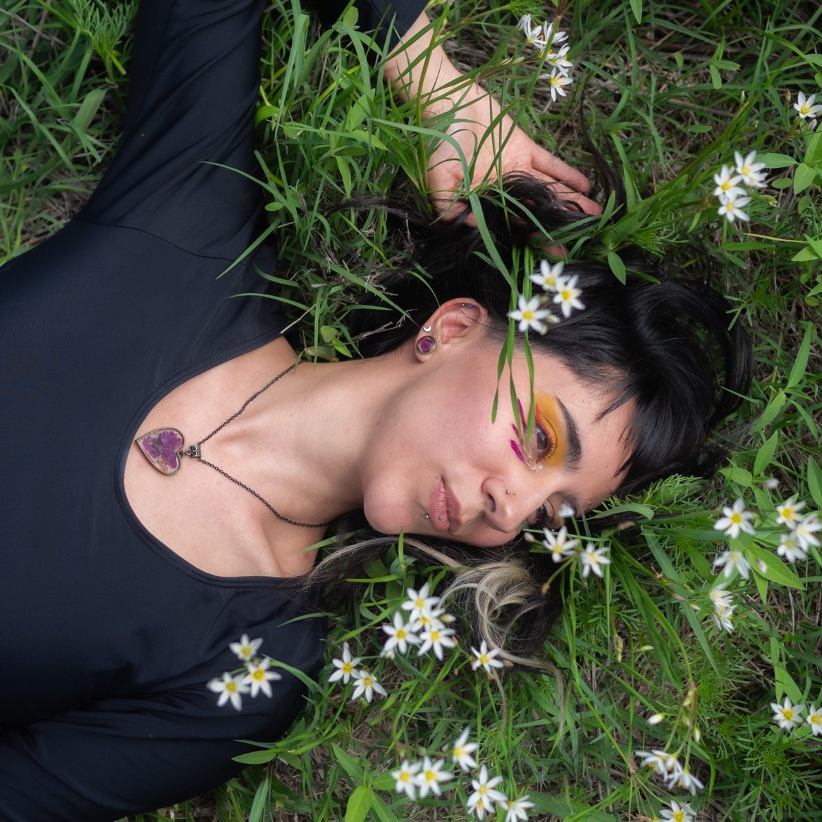Nan Martínez entre flores